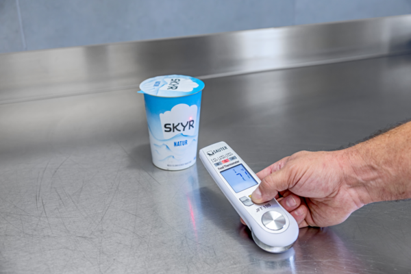 Thermometer SAUTER JFT 100 Application picture with food
