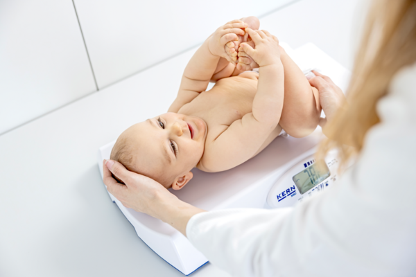 Baby scale KERN MBD Application picture with human