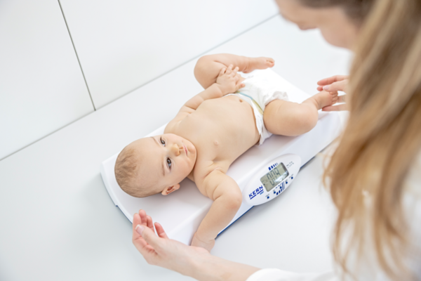 Baby scale KERN MBD Application picture with human