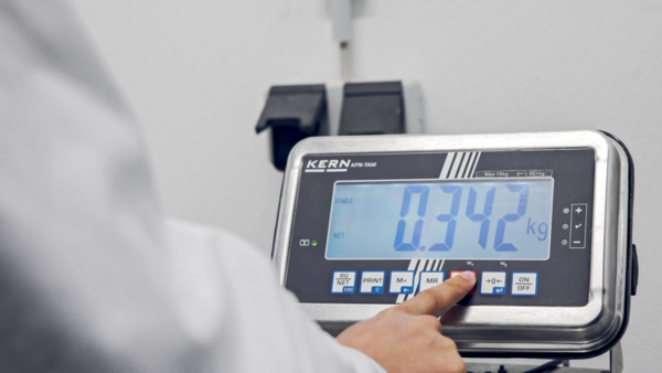 Industrial platform scale KERN SFB Application picture with human